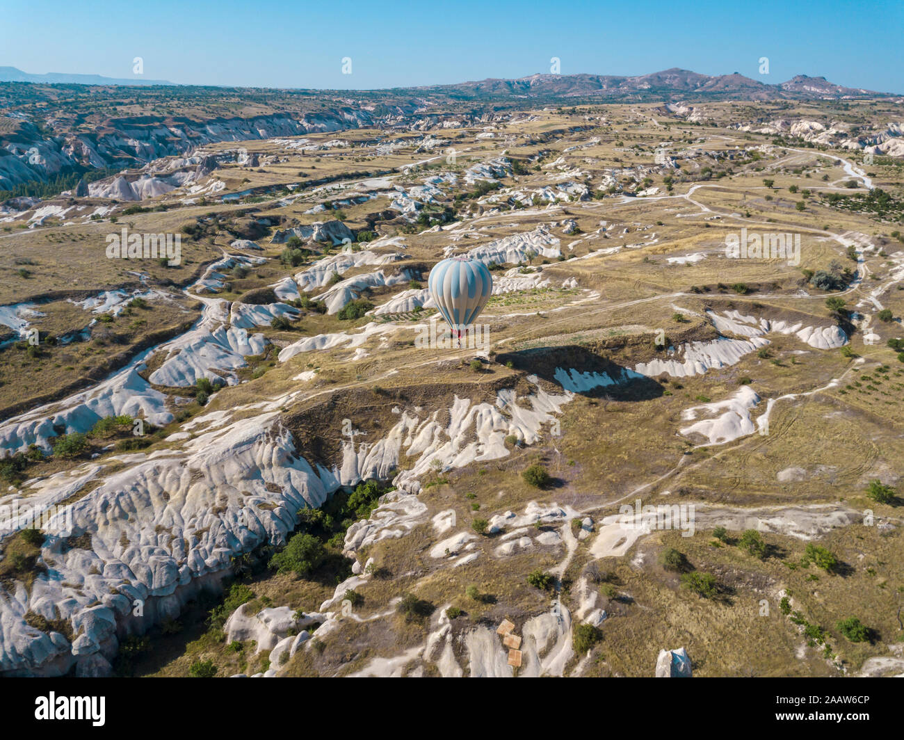 Vista aerea della mongolfiera volare a Goreme National Park, Cappadocia, Turchia Foto Stock