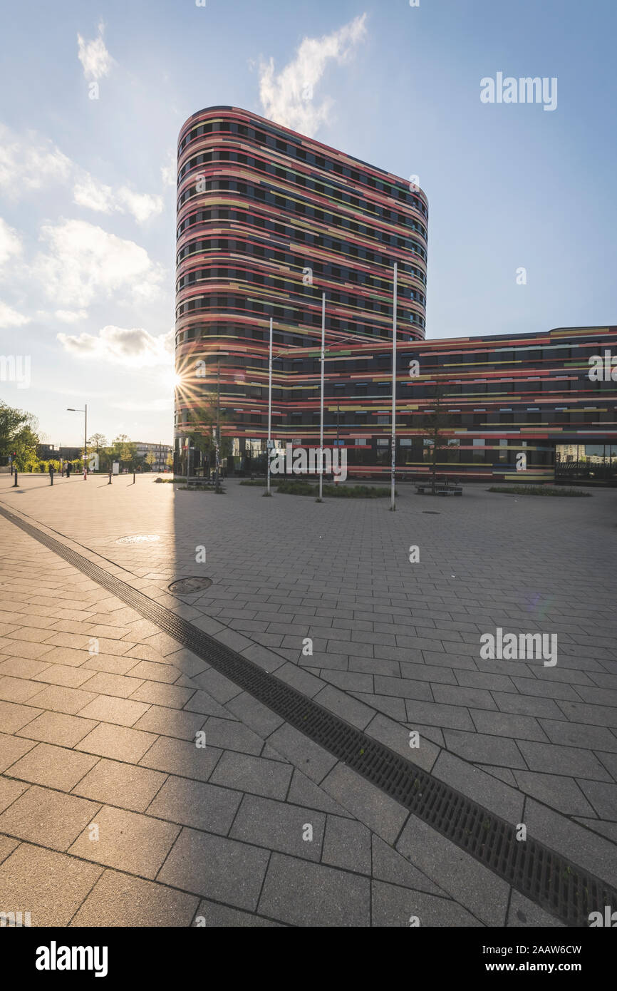 Via dal palazzo del governo contro sky, Amburgo, Germania Foto Stock