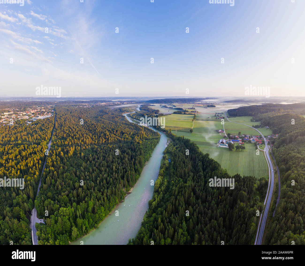 Vista aerea di Geretsried e fiume Isar, Riserva Naturale di Isarauen, Tölzer Land, Alta Baviera, Baviera, Germania Foto Stock