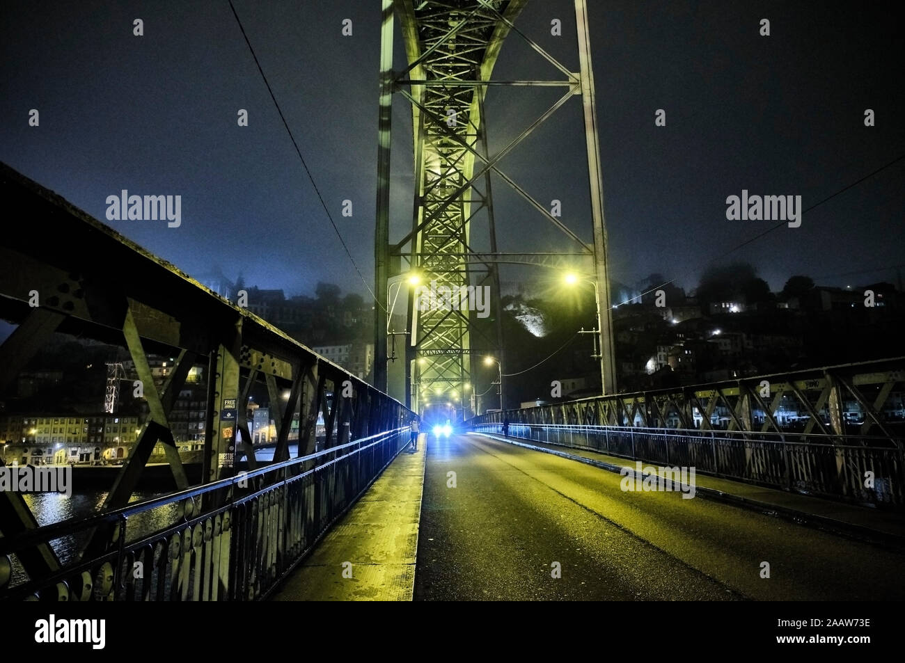 Il Portogallo, Porto, Douro, illuminato Dom Luis I Bridge di notte Foto Stock