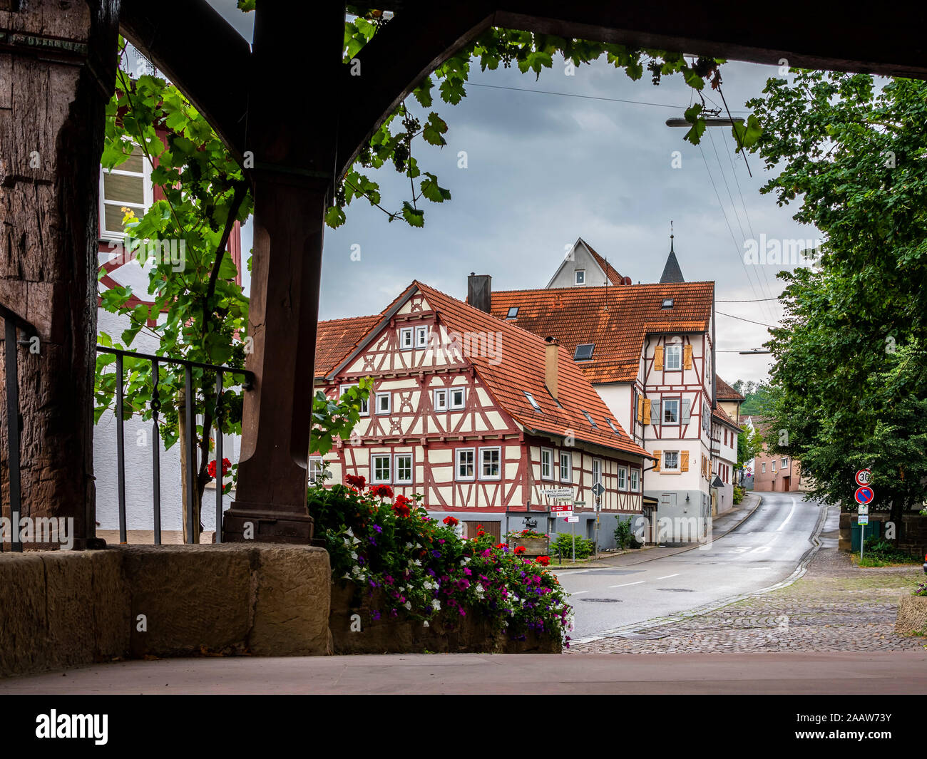 Esterno del semi-case con travi di legno da street, Strümpfelbach, Baden-Württemberg, Germania Foto Stock