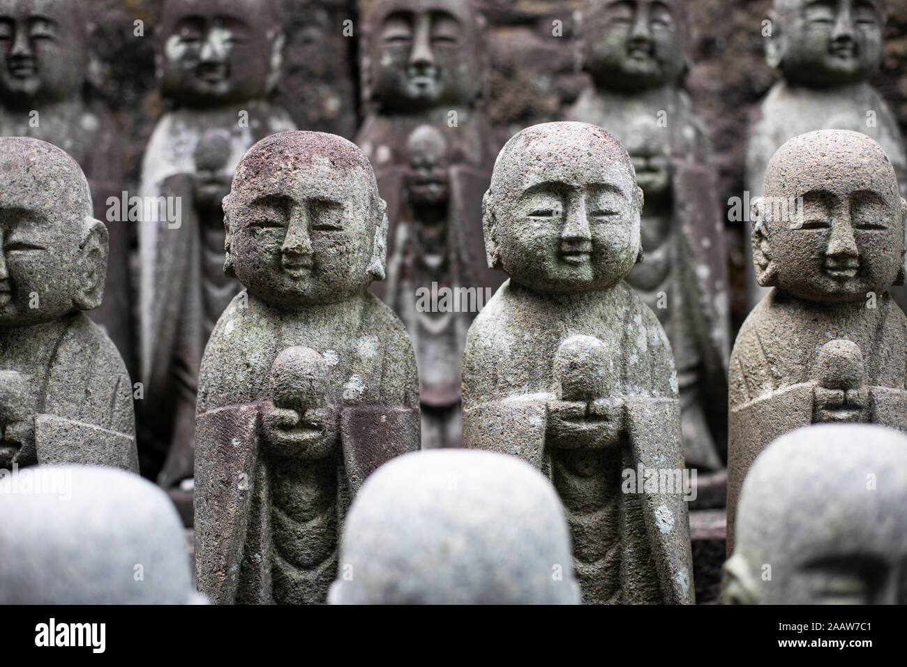 Piccole statue di Buddha in un tempio di Tokyo, Giappone Foto Stock