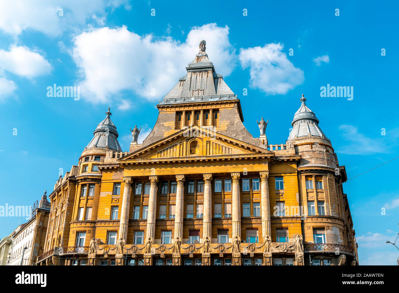 Basso angolo vista di edificio storico contro sky a Budapest, Ungheria Foto Stock