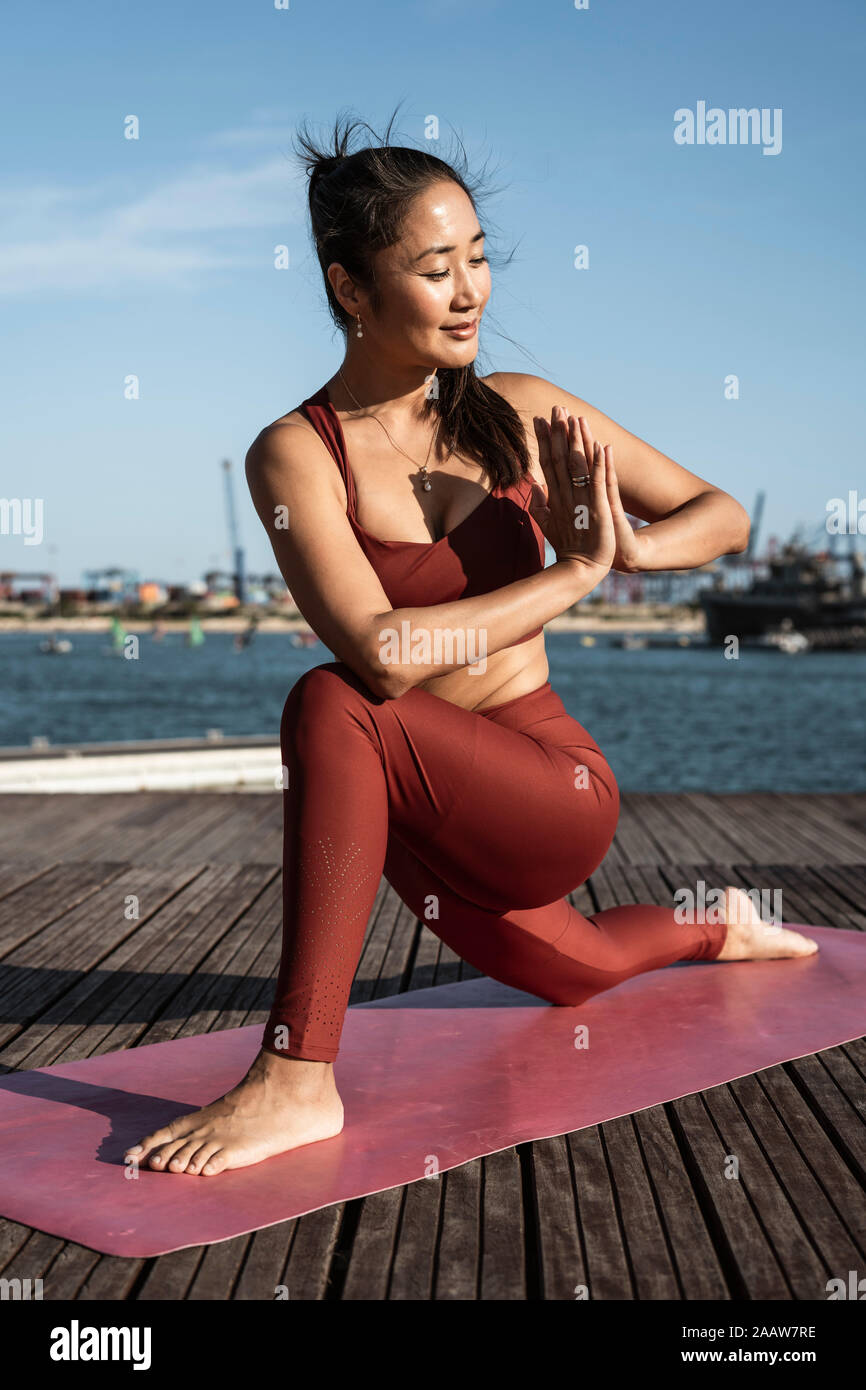 Donna asiatica a praticare yoga Foto Stock