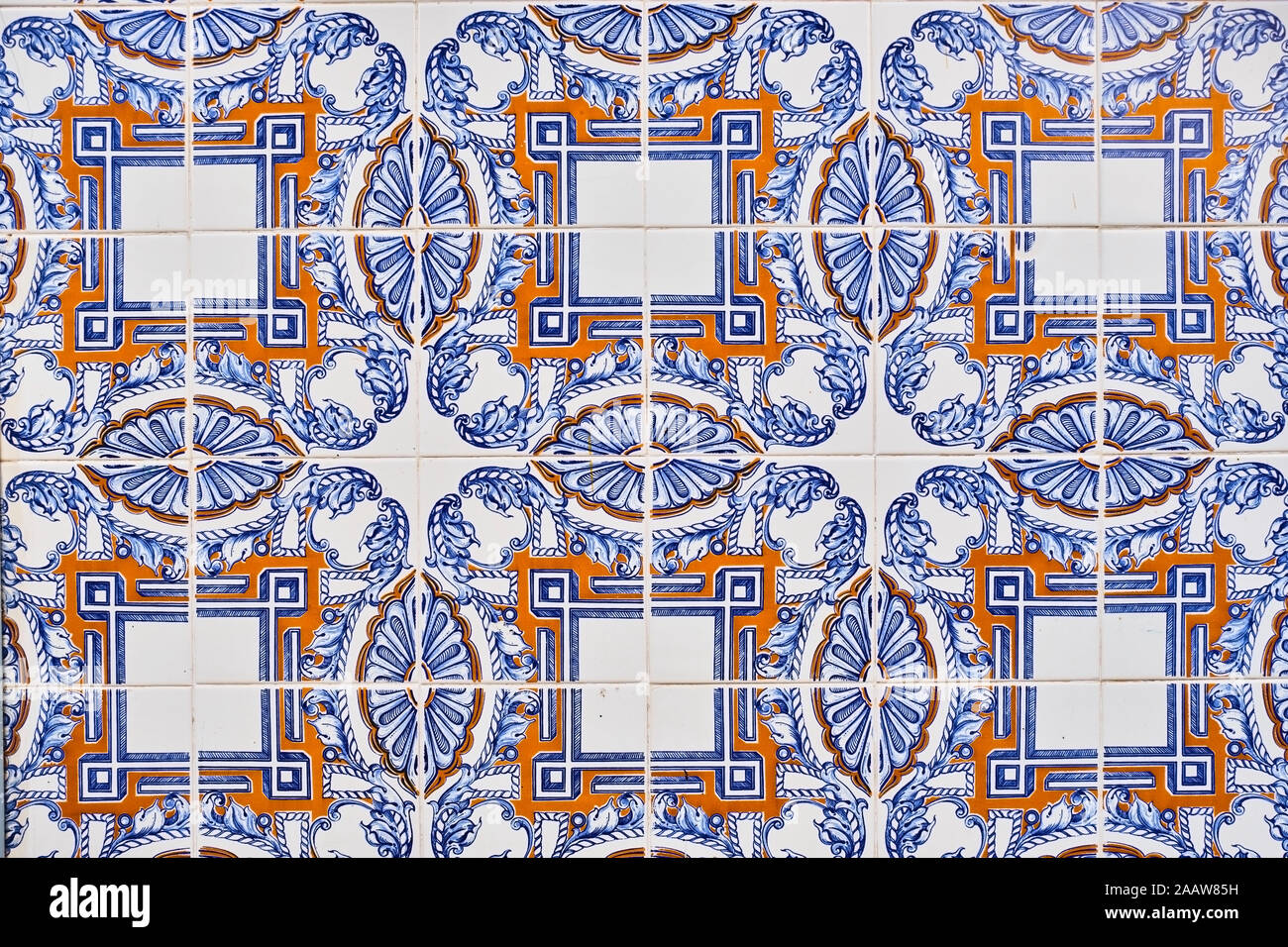 Il Portogallo, Lisbona, Alfama, piastrelle ceramiche Azulejos sulla parete Foto Stock