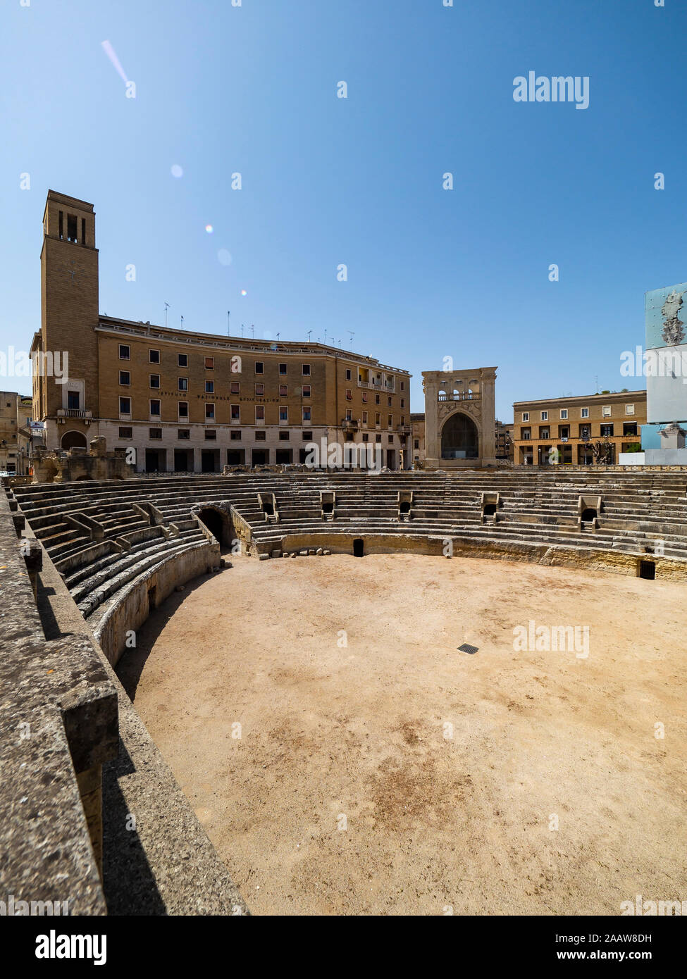 Anfiteatro Romano contro il cielo blu e chiaro in Altstadt durante la giornata di sole, Lecce, Italia Foto Stock