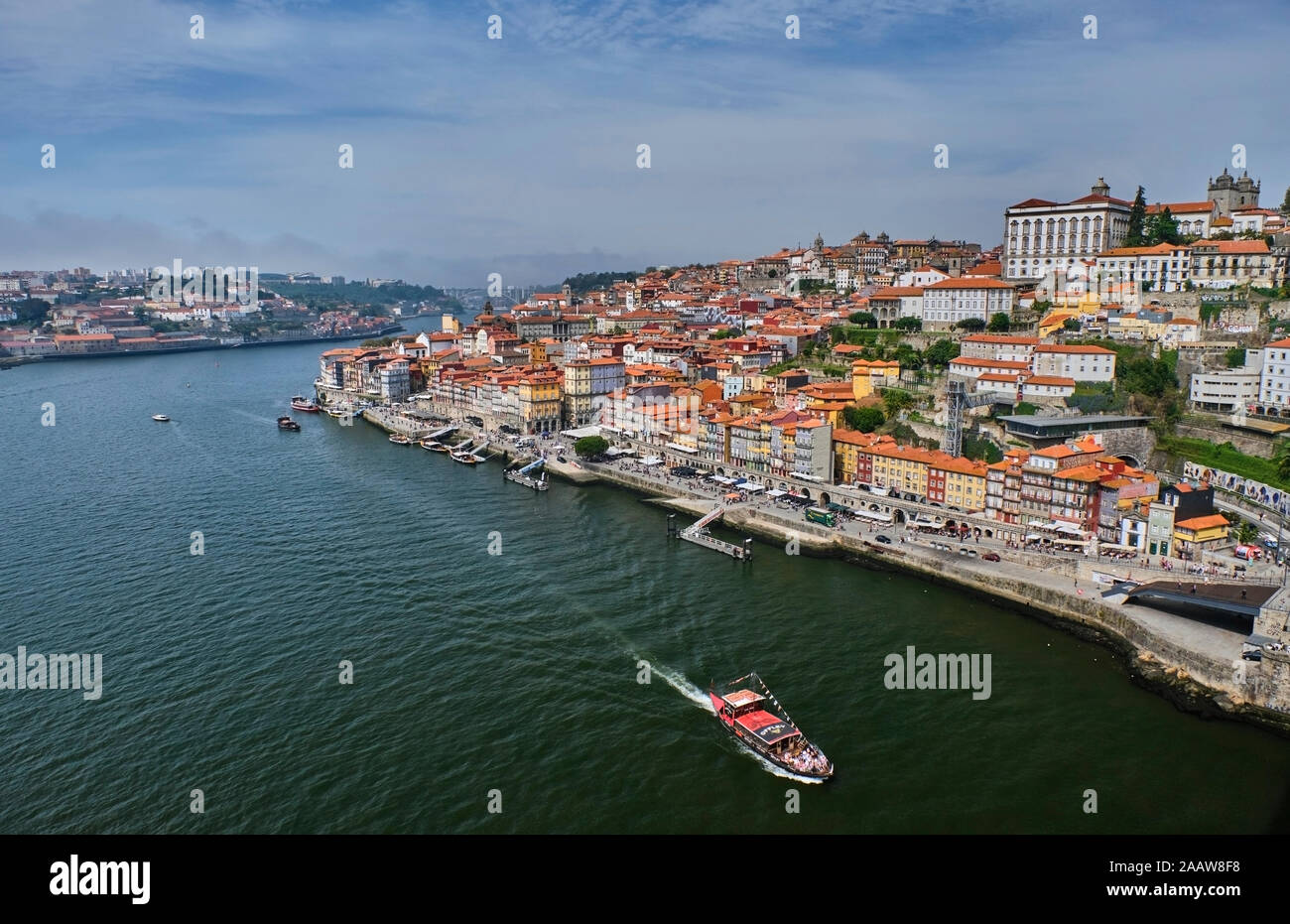 Il Portogallo, Porto, fiume Douro che scorre attraverso la città visto da sopra Foto Stock