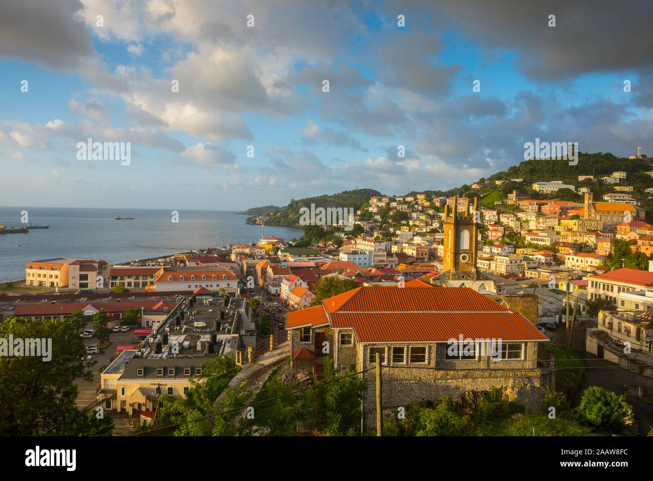 Vista aerea di San George Town dal mare contro il cielo al tramonto, Grenada, dei Caraibi Foto Stock