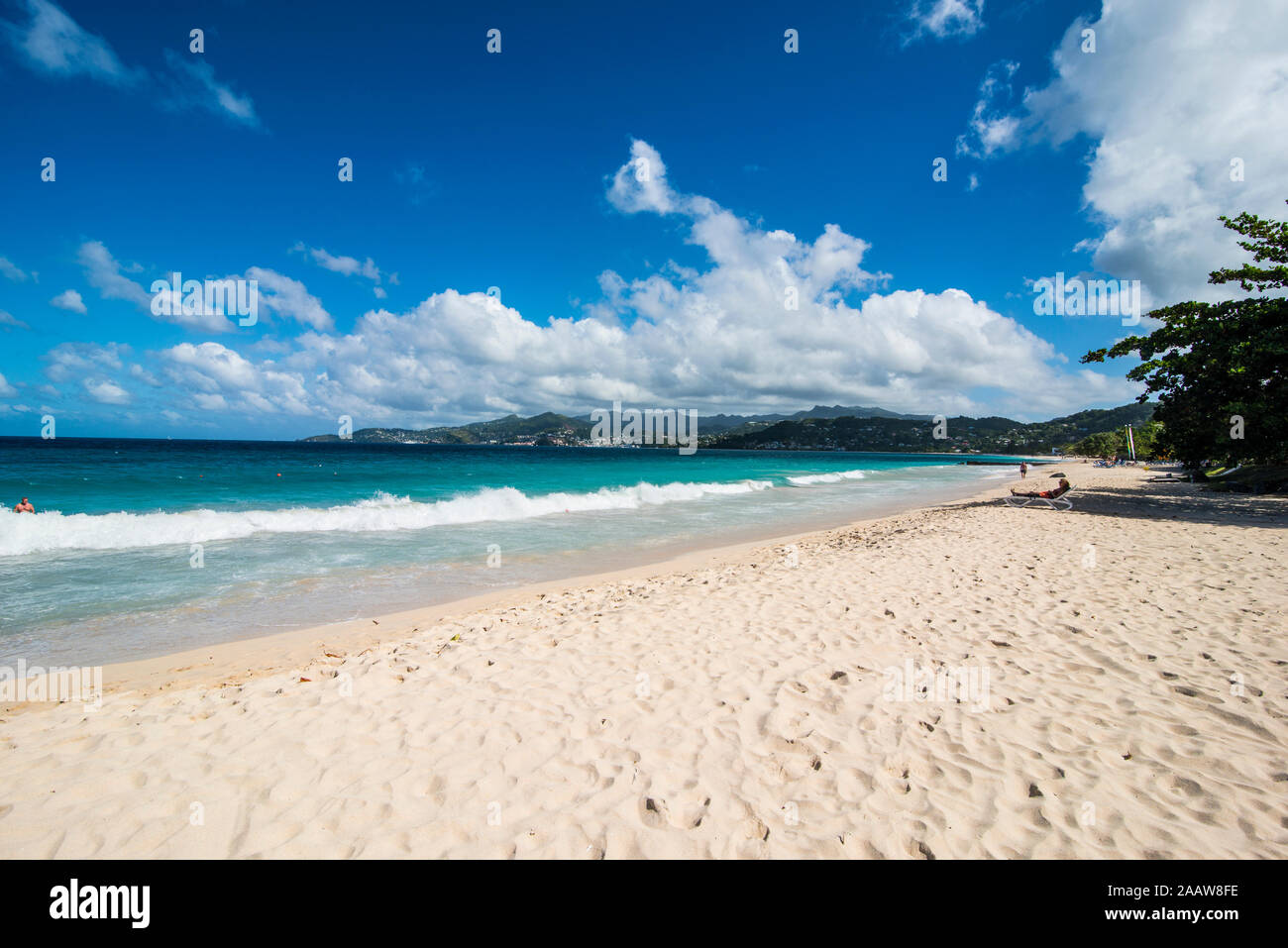 Vista panoramica di Grand Anse Beach contro il cielo blu al giorno soleggiato, Grenada, dei Caraibi Foto Stock