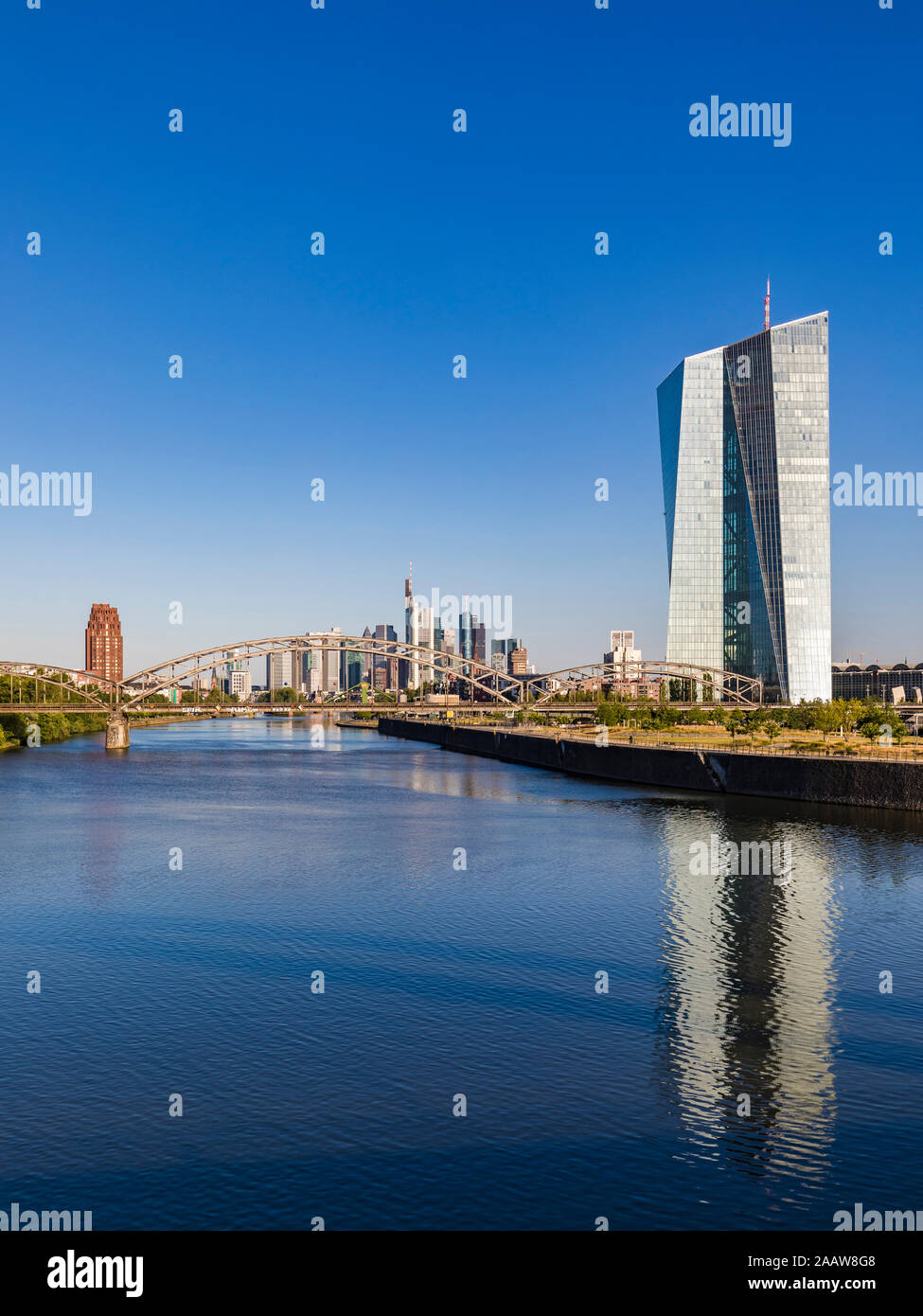 Vista panoramica del fiume Main contro il cielo chiaro a Francoforte, Germania Foto Stock