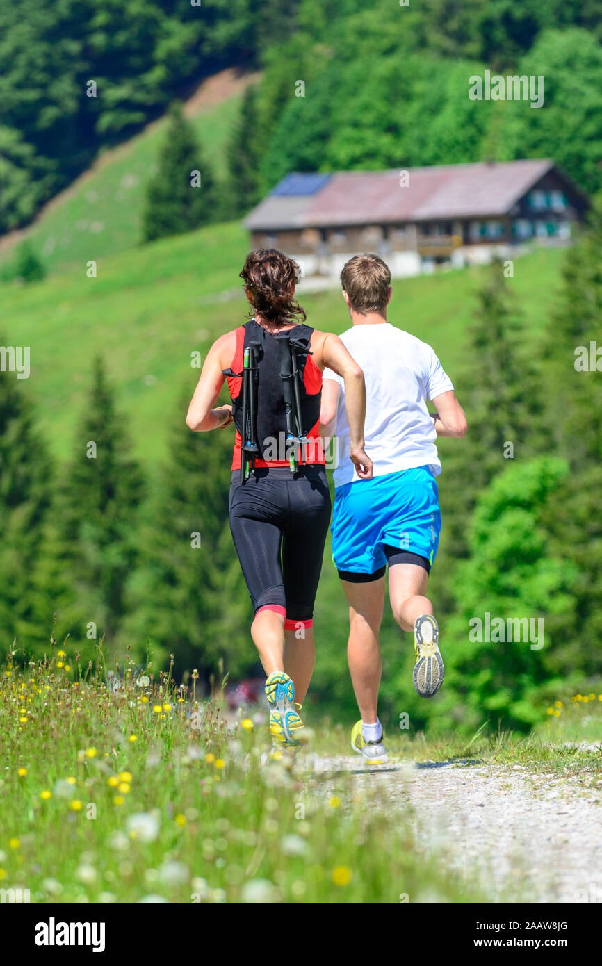 I giovani facendo una sessione in esecuzione nel verde della natura alpina Foto Stock