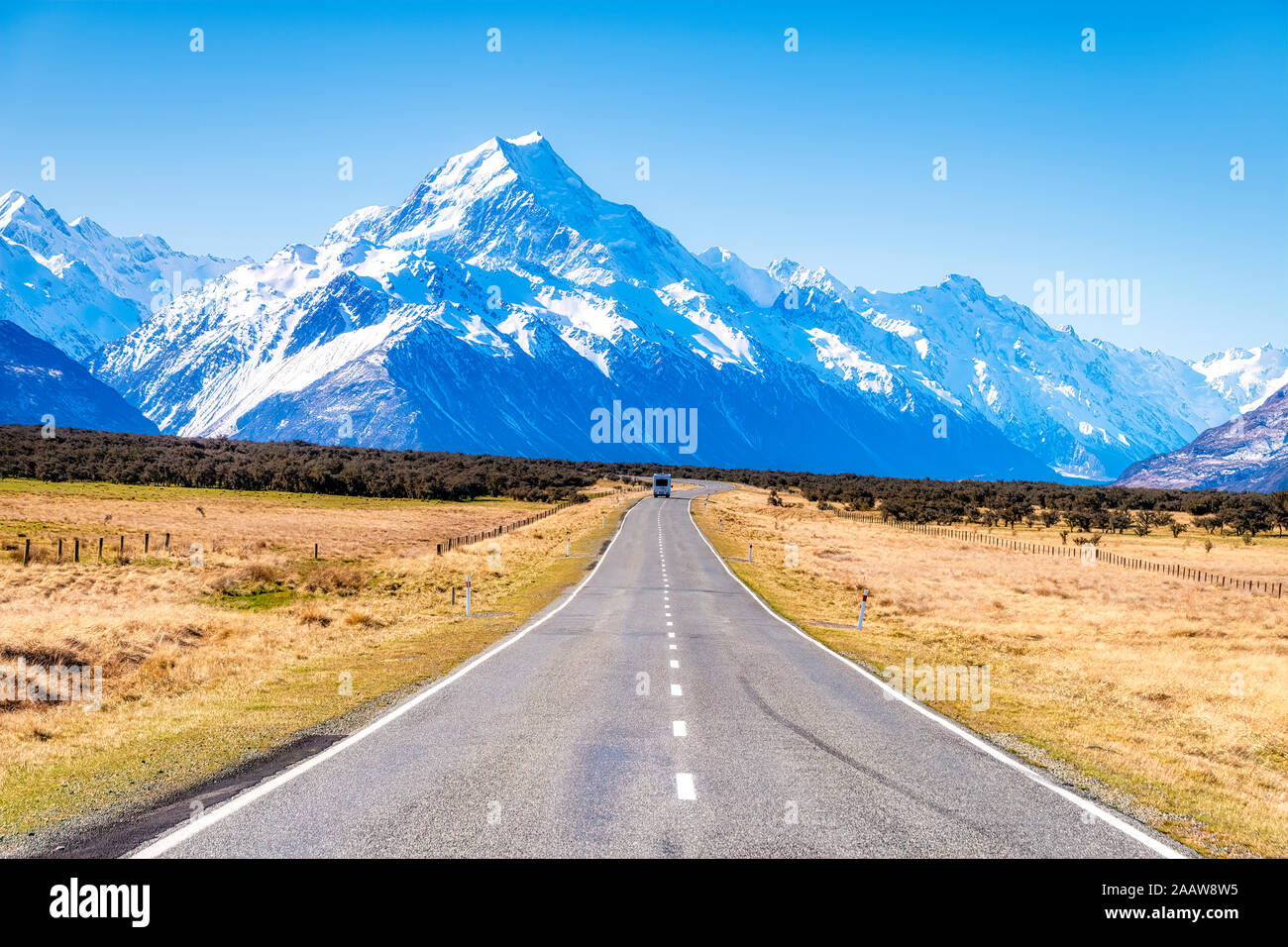 Nuova Zelanda, Isola del Sud, diminuendo prospettiva di Starlight autostrada verso cime innevate Foto Stock