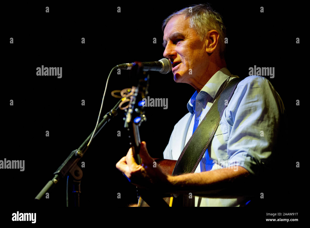 Australian cantautore, chitarrista e critico musicale, Robert Forster suona dal vivo sul palco a Passos Manuel nel porto. Foto Stock