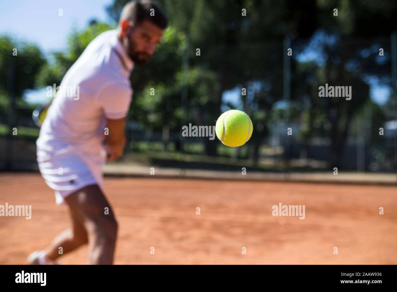 Giocatore di tennis durante una partita di tennis, concentrarsi sulla palla da tennis Foto Stock