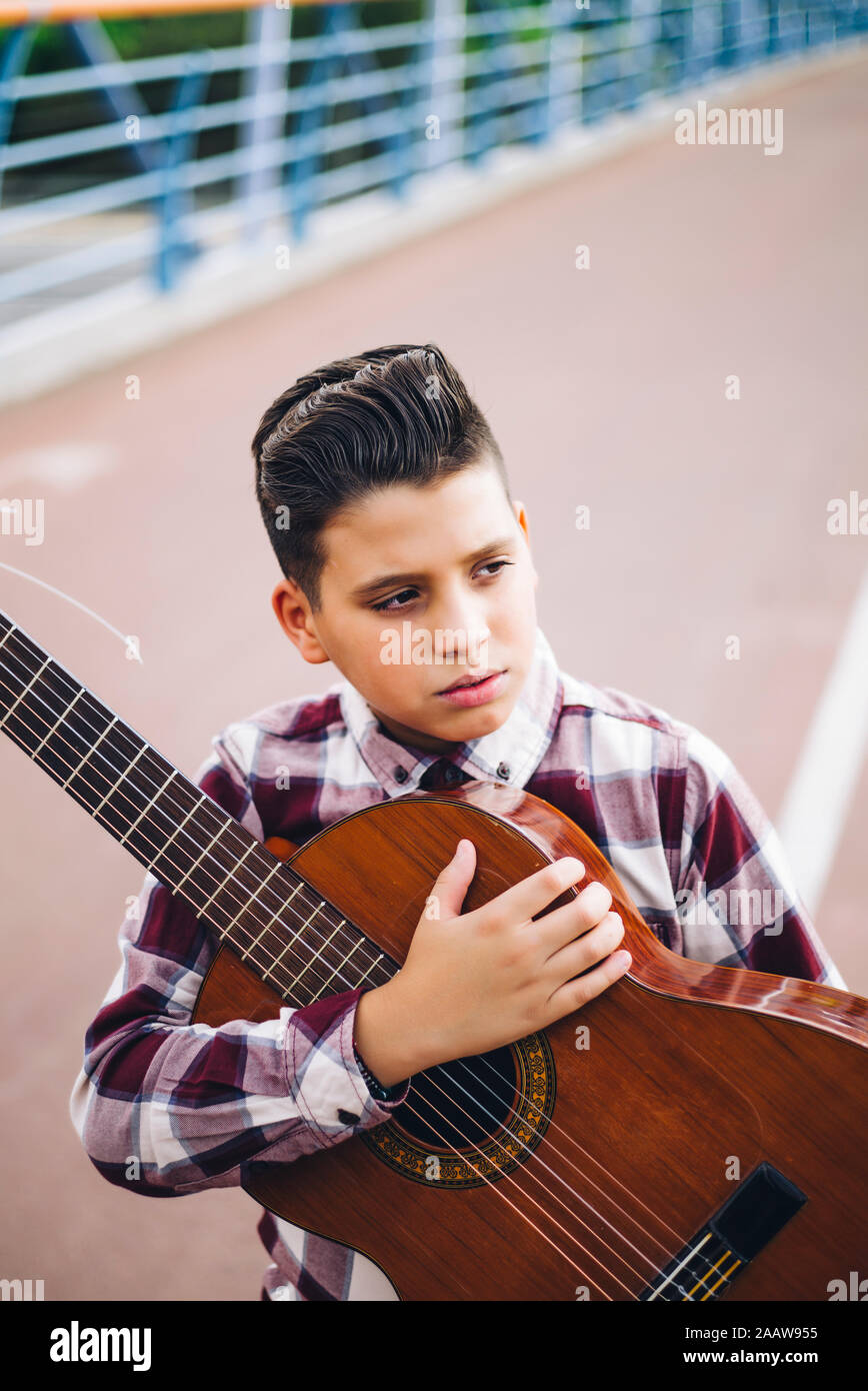 Gypsy ragazzo con la chitarra su un ponte Foto Stock