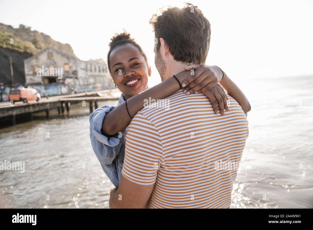 Felice coppia giovane costeggiata a waterfront, Lisbona, Portogallo Foto Stock
