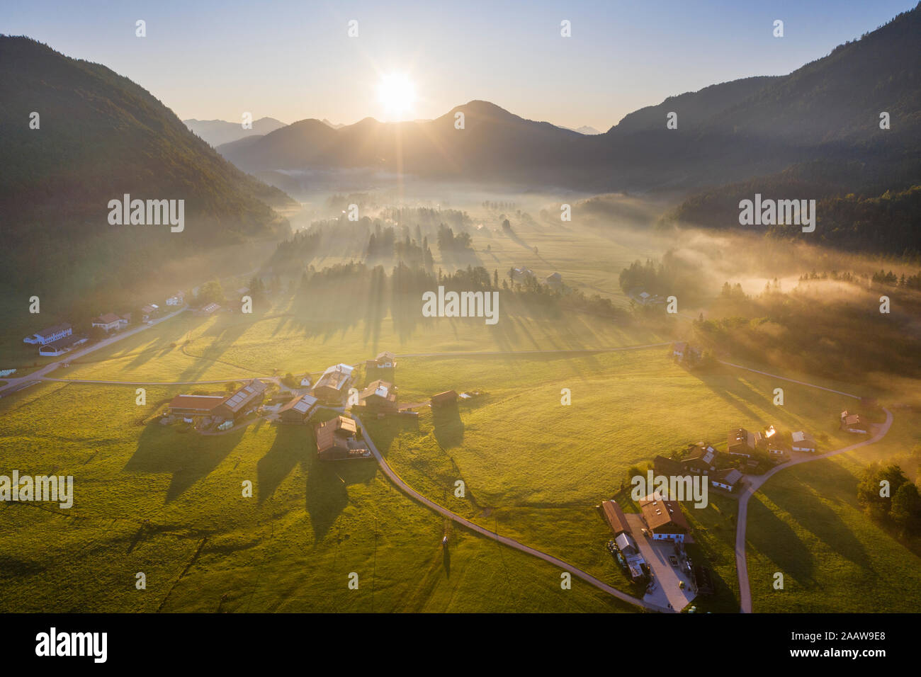 In Germania, in Baviera, Baviera, Isarwinkel, Jachenau, paesaggio rurale nella nebbia di sunrise Foto Stock