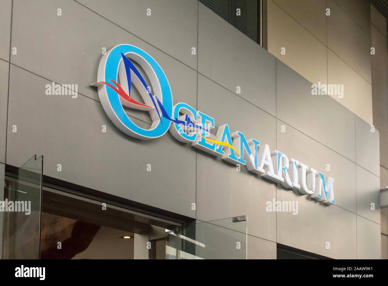 OCT.26, 2019-Manila Filippine : Manila Ocean Park enorme signage all'entrata del parco. Manila Ocean Park è il più grande parco oceanico nel Philip Foto Stock