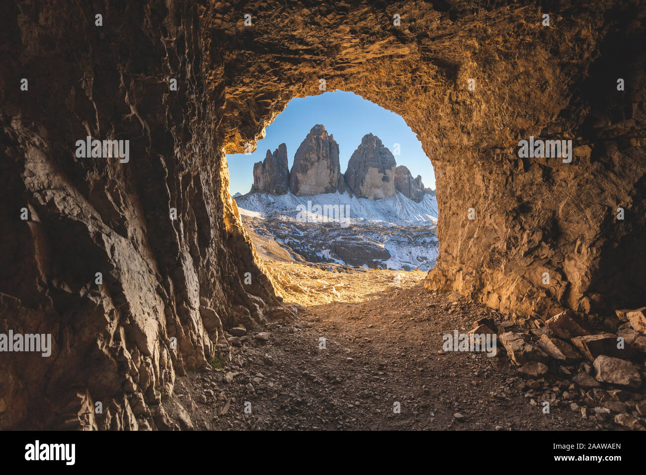 Vista panoramica delle Tre Cime di Lavaredo visto attraverso la grotta, Italia Foto Stock
