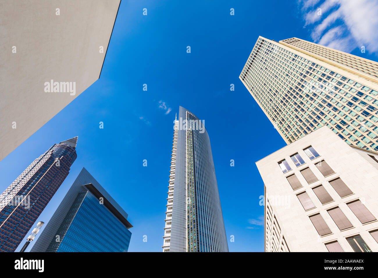 Basso angolo vista dei grattacieli contro il cielo blu, Francoforte Hesse, Germania Foto Stock