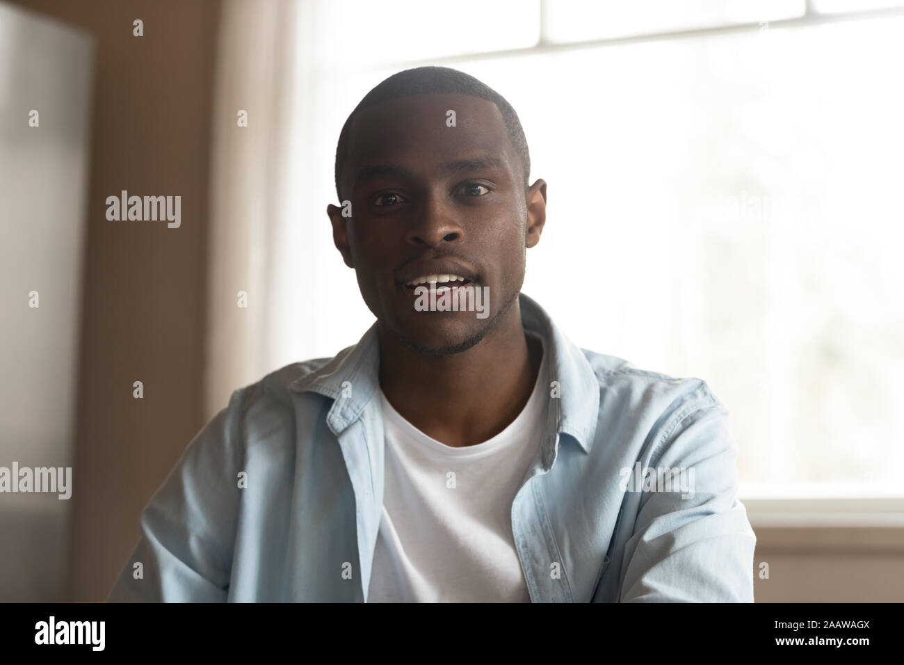 Colpo di Testa di uomo biracial guardare fotocamera hanno chiamata video Foto Stock