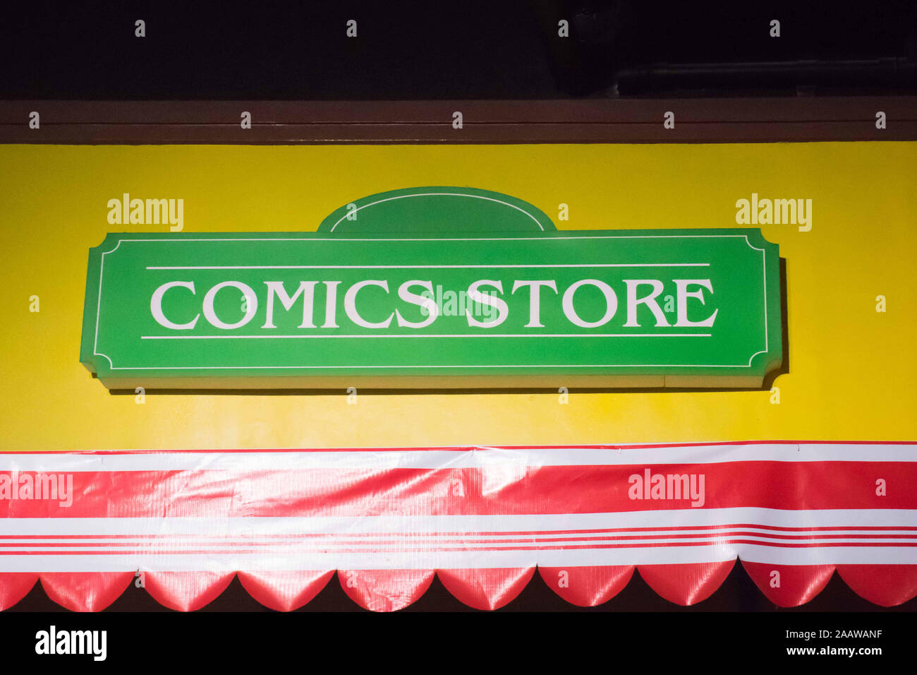 OCT. 26, 2019-Manila Filippine : segnaletica di un comic book store su uno sfondo verde Foto Stock
