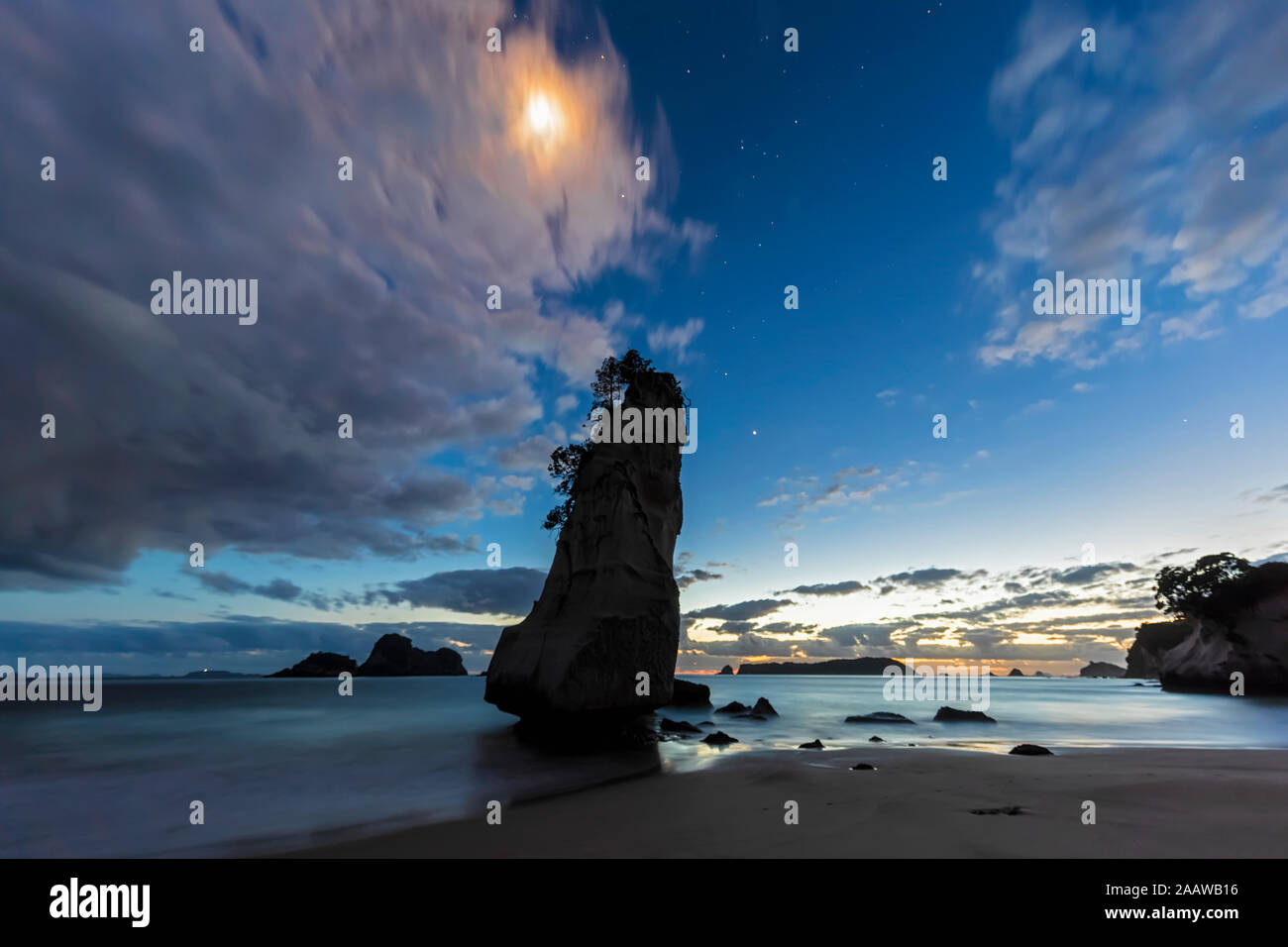 Nuova Zelanda, Isola del nord, Waikato, Silhouette di Te Hoho Rock al tramonto Foto Stock