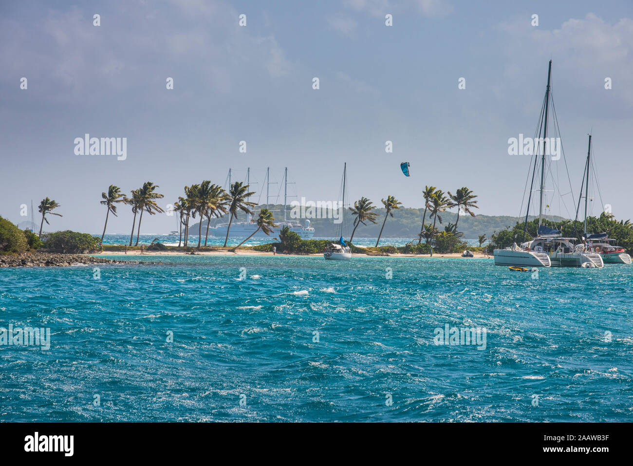 Barche a vela ancorata alla Baia di Salina contro sky, Mayreau, Tobago Cays, Grenadine isole di Saint Vincent e Grenadine, dei Caraibi Foto Stock