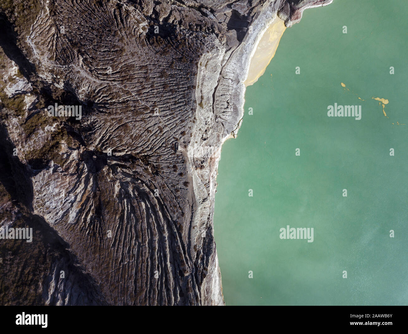 Indonesia, Java, vista aerea di verde acido solforico lago del vulcano Ijen Foto Stock