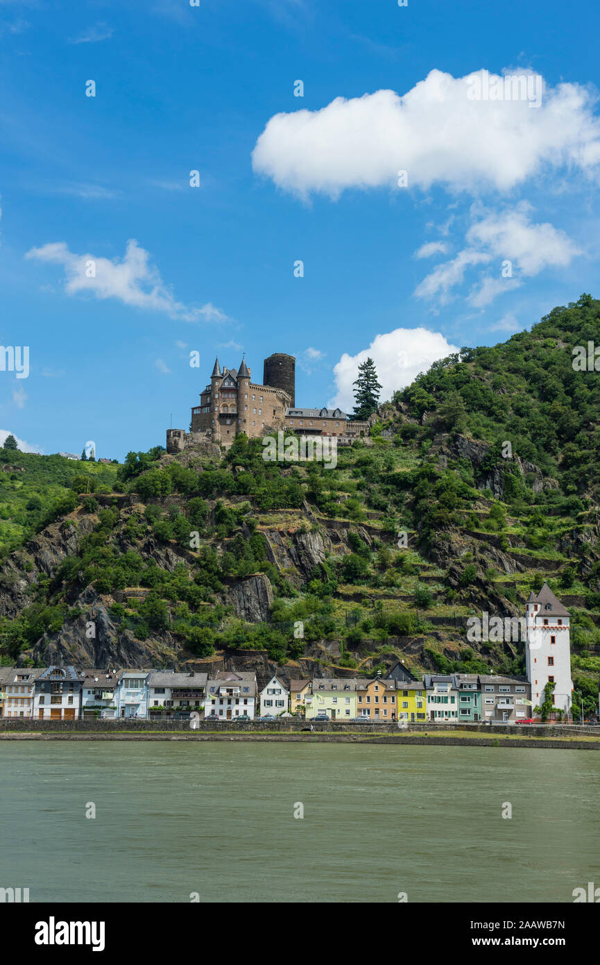 Basso angolo vista di Katz Castello sulla montagna con il fiume Reno, Medio Reno, Germania Foto Stock