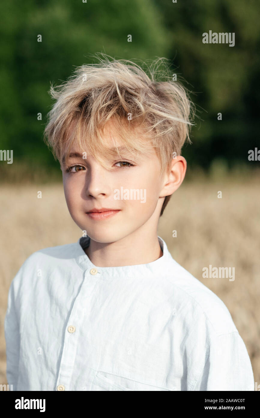 Ritratto di ragazzo biondo in un campo di avena Foto Stock