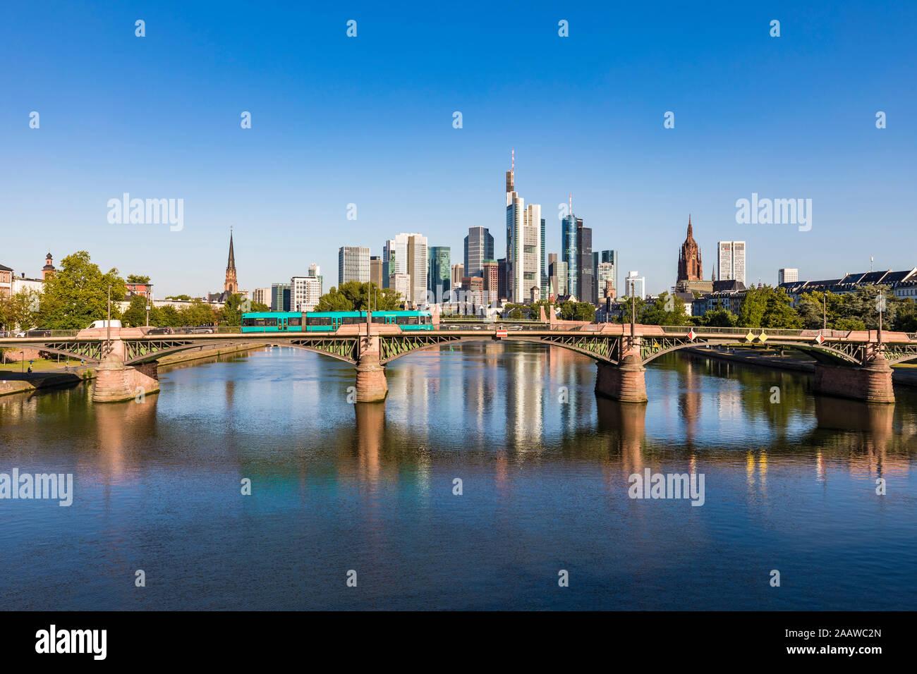 Ignatz Bubis Ponte sul Fiume Main contro il cielo blu e chiaro a Francoforte, Germania Foto Stock