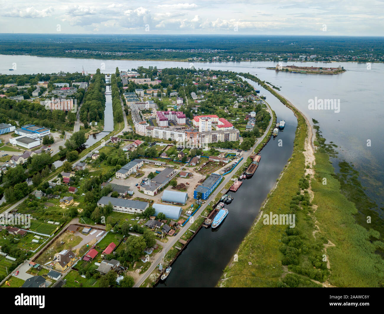Vista aerea del fiume Neva in città contro il cielo nuvoloso, Shlisselburg, Russia Foto Stock
