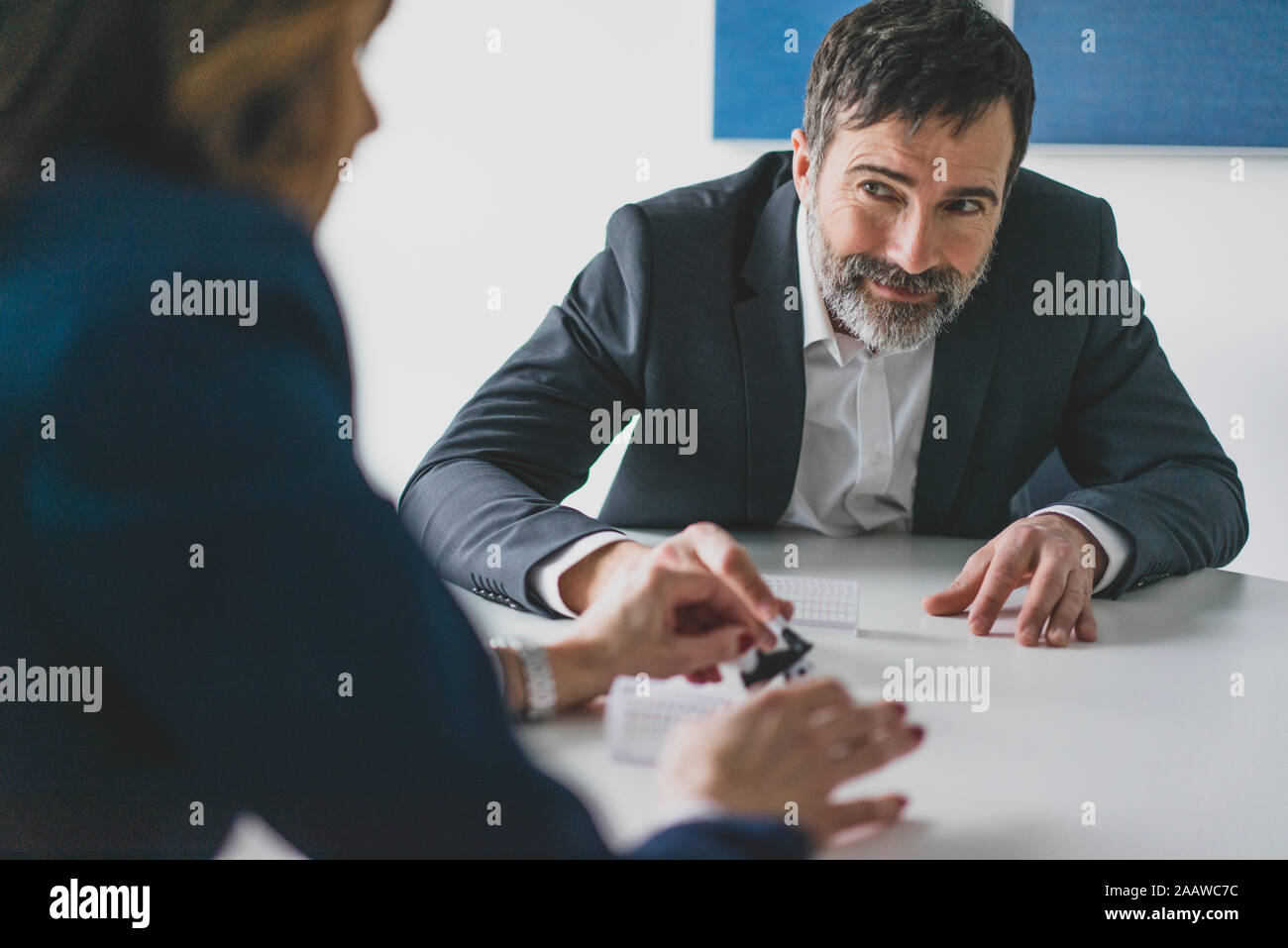 Imprenditore e imprenditrice tavolo da gioco calcio in ufficio Foto Stock