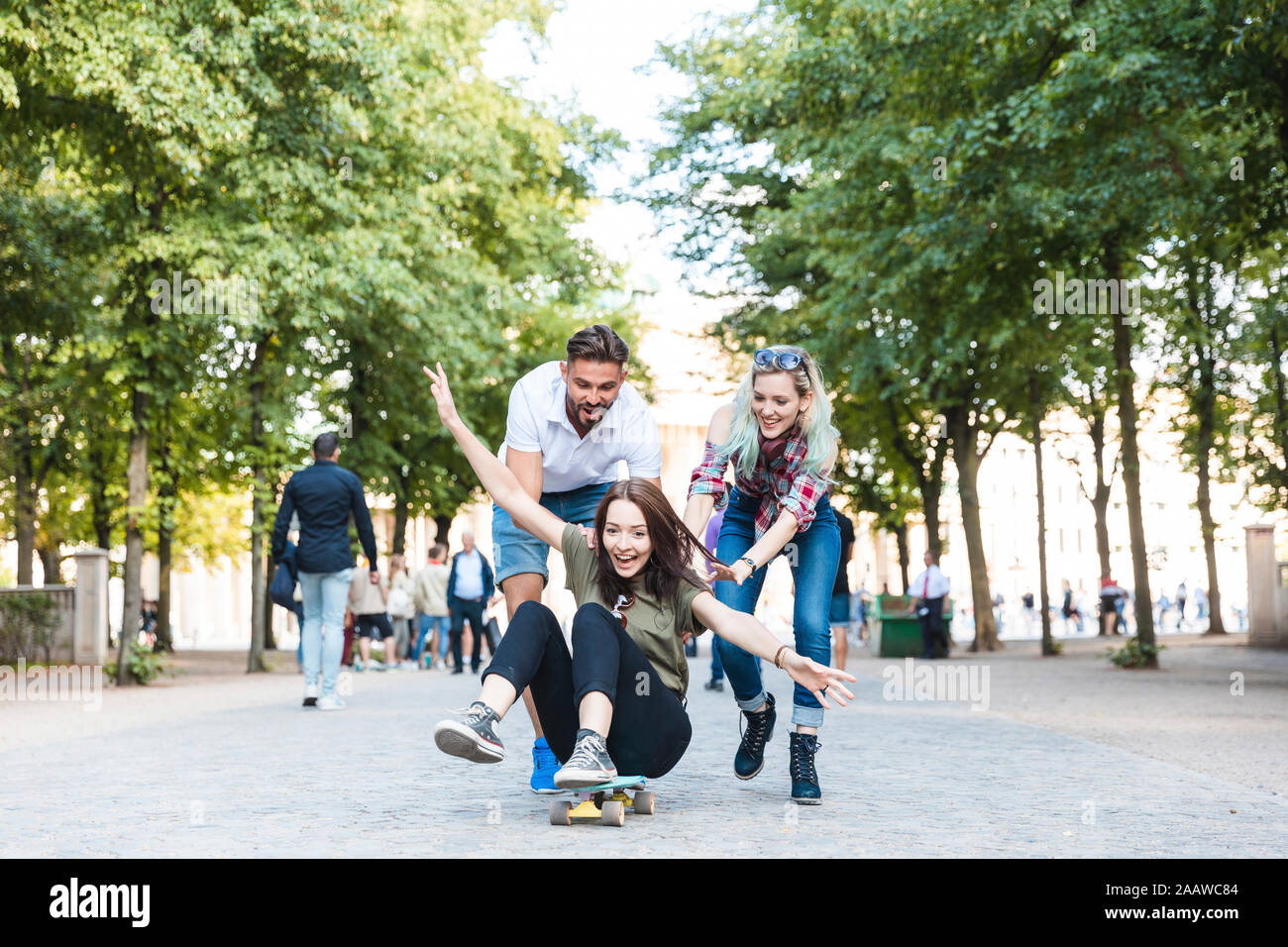 Gruppo di tre amici si divertono con lo skateboard Foto Stock