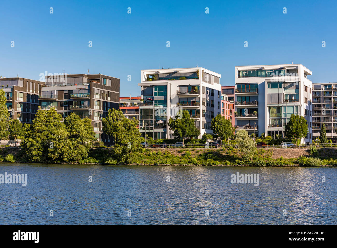 Moderni appartamenti di fronte fiume contro il cielo chiaro a Francoforte, Germania Foto Stock