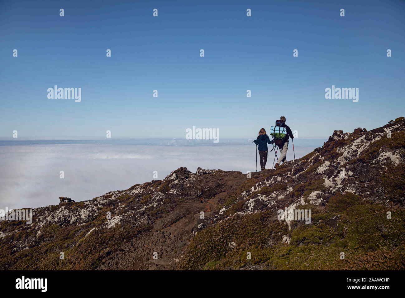 Padre e figlia escursionismo su Ponta do Pico, Azzorre, Portogallo Foto Stock