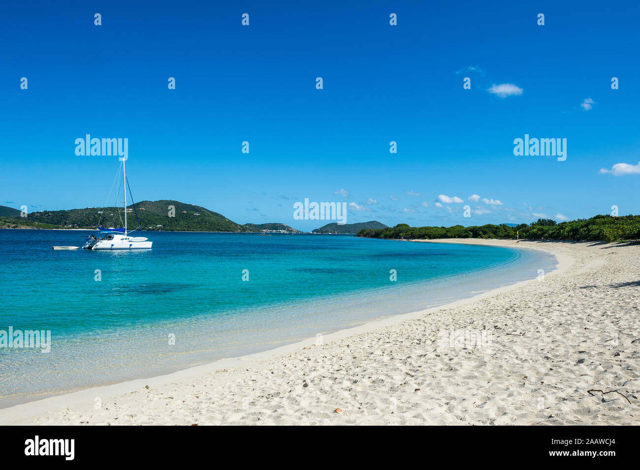 Vista panoramica di Long Bay Beach contro il cielo blu, il Beef Island, Isole Vergini Britanniche Foto Stock