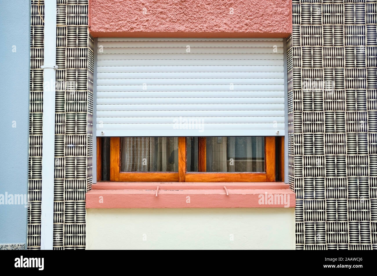 Il Portogallo, Porto, Afurada, vista frontale di ornati in muro di casa con finestra Foto Stock