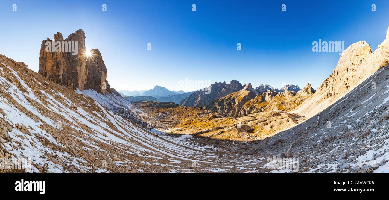 Vista panoramica delle Tre Cime di Lavaredo contro il cielo blu e chiaro durante l'inverno, Italia Foto Stock