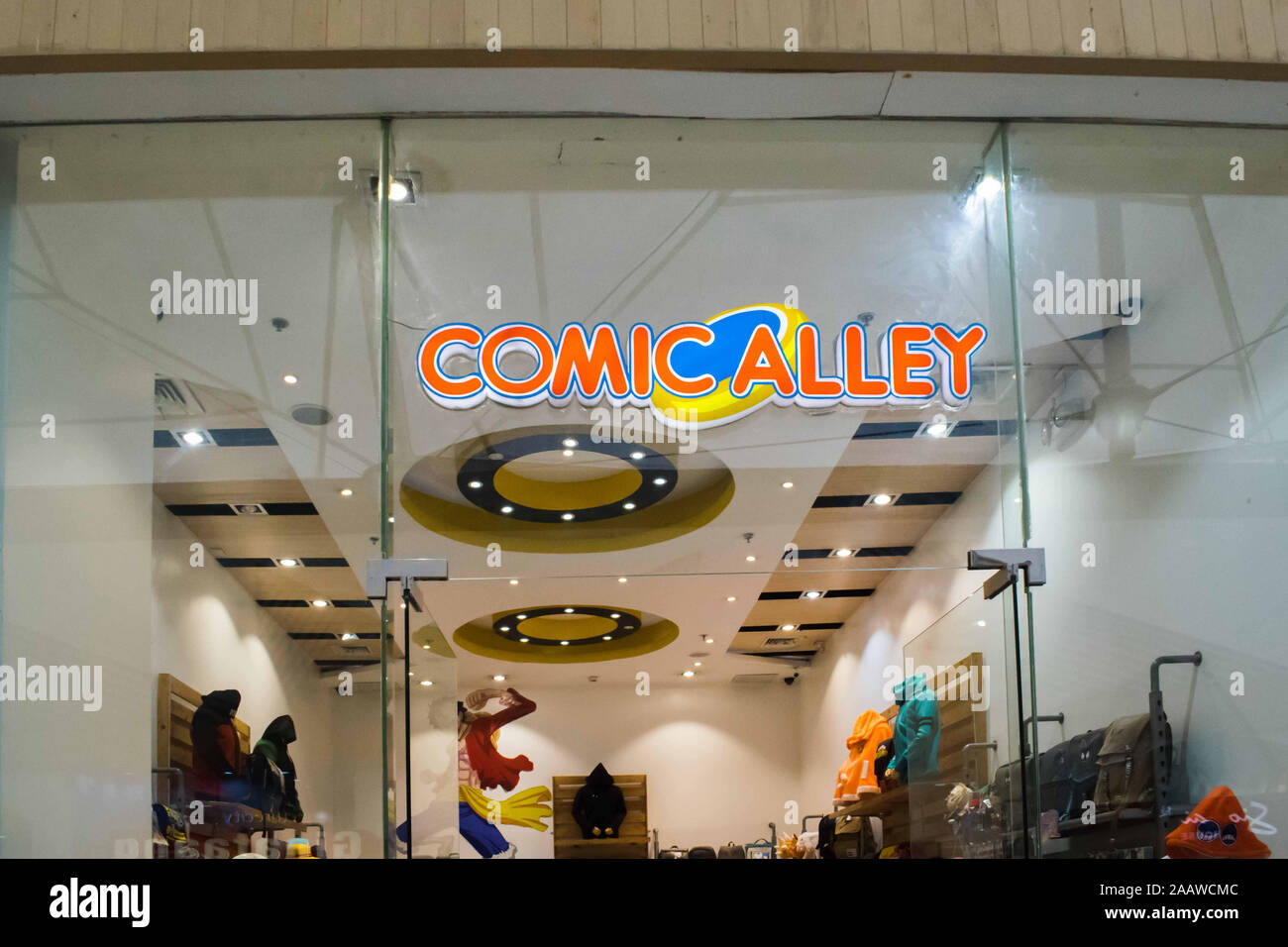 2 NOVEMBRE 2019-BAGUIO CITY FILIPPINE : Comic Alley segnaletica. Negozio che vende statuette di fumetti e costumi di fumetti. Foto Stock