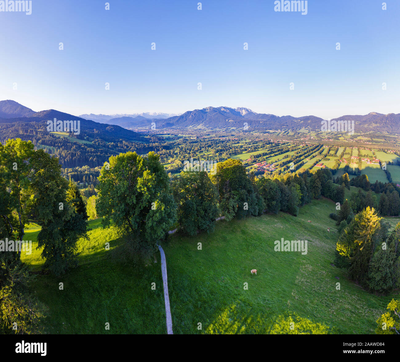 Vista panoramica del paesaggio dal Sonnatraten contro il cielo limpido, Gaissach, Isartal, Isarwinkel, Alta Baviera, Baviera, Germania Foto Stock
