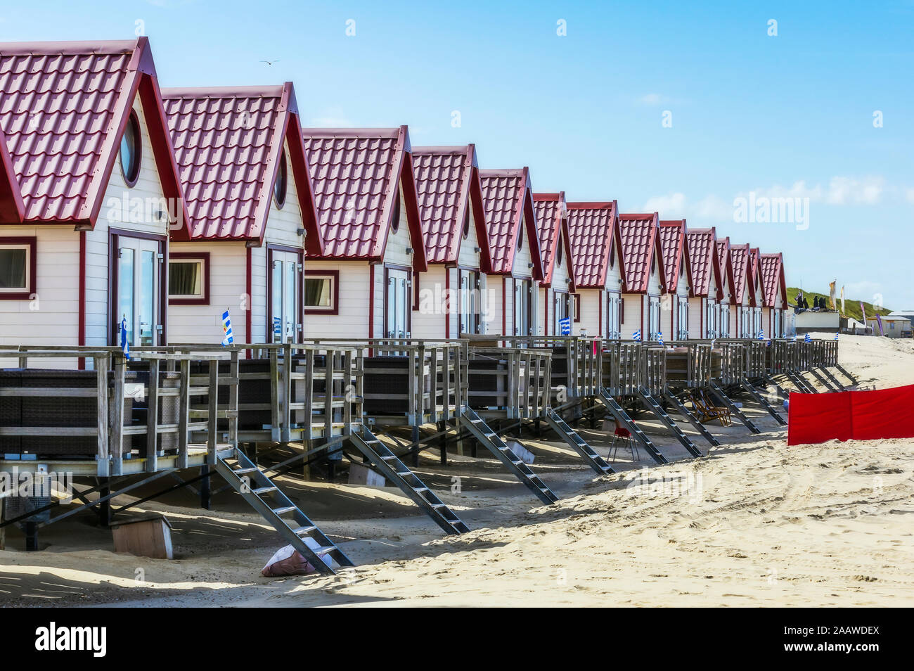 Paesi Bassi, Zeeland, Domburg, Fila di case di legno sulla spiaggia sabbiosa Foto Stock