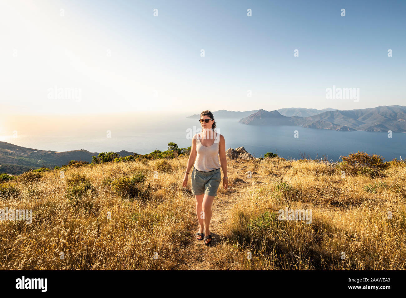 Escursionista femmina durante la camminata, Belvedere de Saliccio, Piana, Corse-du-Sud, Corsica, Francia Foto Stock