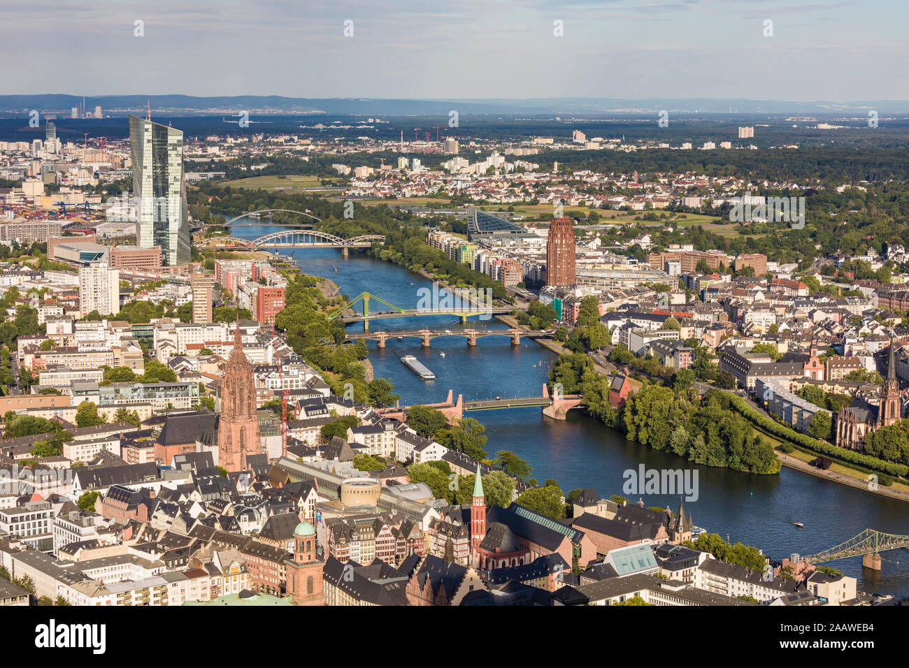 Angolo di alta vista del fiume Main tra città, Francoforte Hesse, Germania Foto Stock