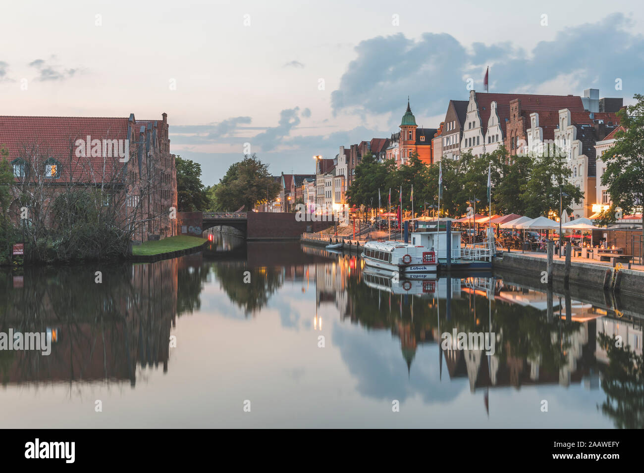 Nave ormeggiata dalla trave fiume contro il cielo al tramonto, Lubecca, Germania Foto Stock