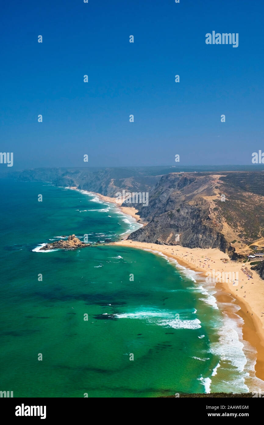 Il Portogallo, Algarve, vista aerea di Castelejo e Cordoama spiagge in estate Foto Stock