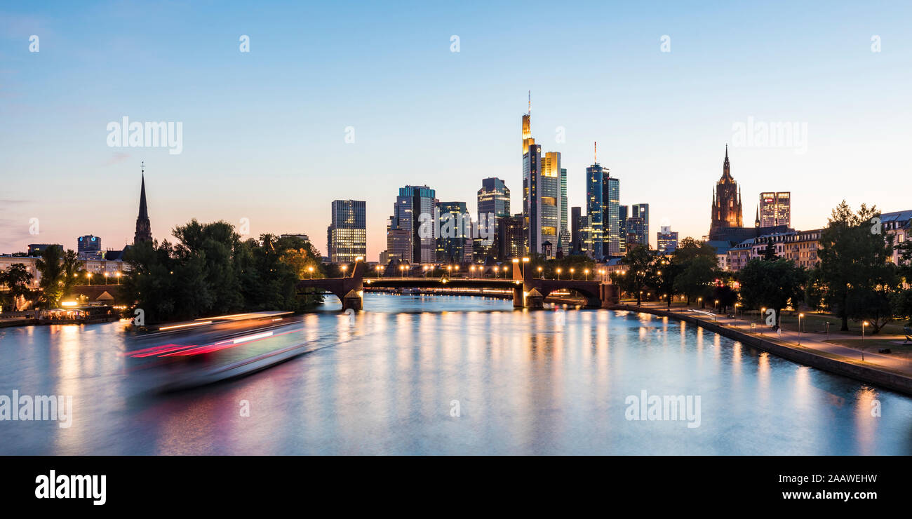 Movimento sfocate di tourboat sul fiume contro il cielo chiaro al tramonto a Francoforte, Germania Foto Stock