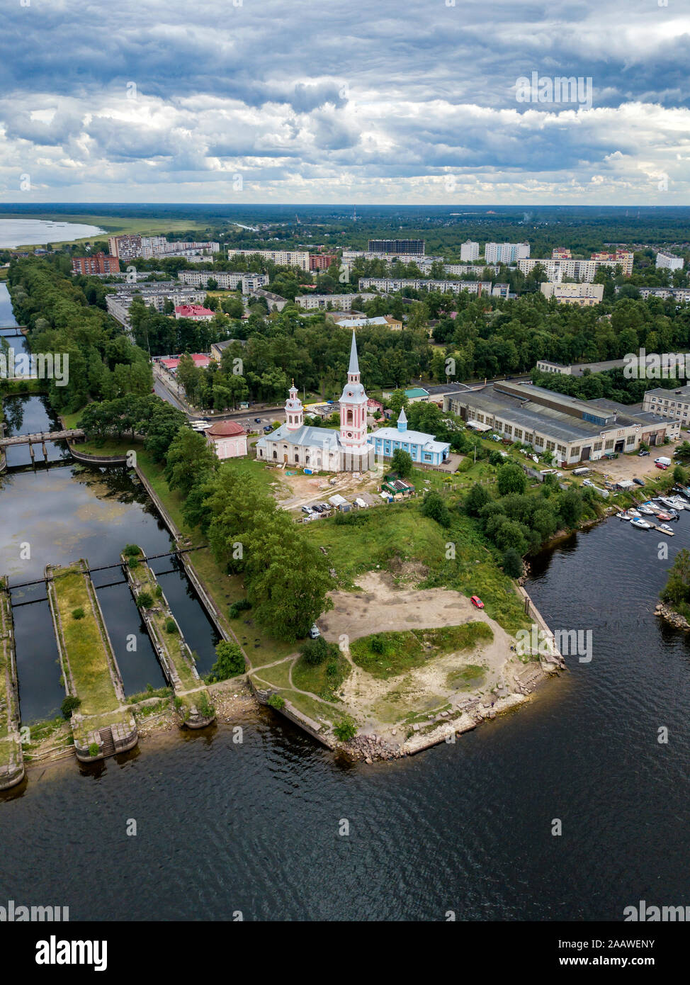 Vista aerea dell'Annunciazione cattedrale dal fiume Neva contro il cielo nuvoloso Shlisselburg, Russia Foto Stock