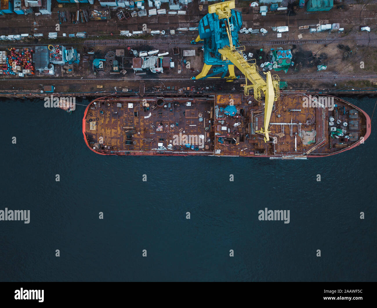 Drone vista della nave nel fiume Neva presso Shlisselburg, Russia Foto Stock